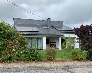 Schieferdach mit einer PV-Anlage und Dachflächenfenstern