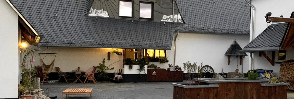 Vordach und Hausdach mit Schiefer, Schuppendeckung, Gaube, Stehfalz GameOfThrones